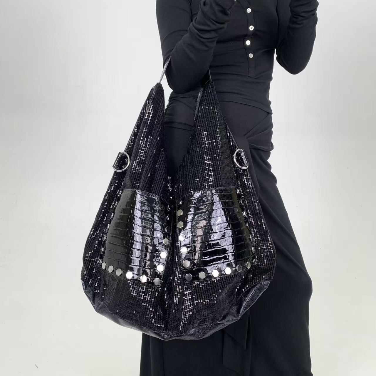 

Large Capacity Rivet Retro Splicing Single Shoulder Crossbody Bag
