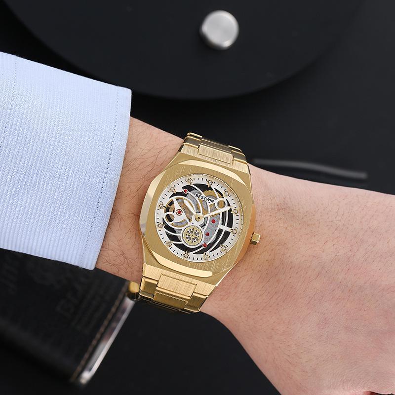 Modische Skelett-Uhr für Herren Schmetterlingsschließe Herrenuhr Durchsichtiger Boden Quarzuhr