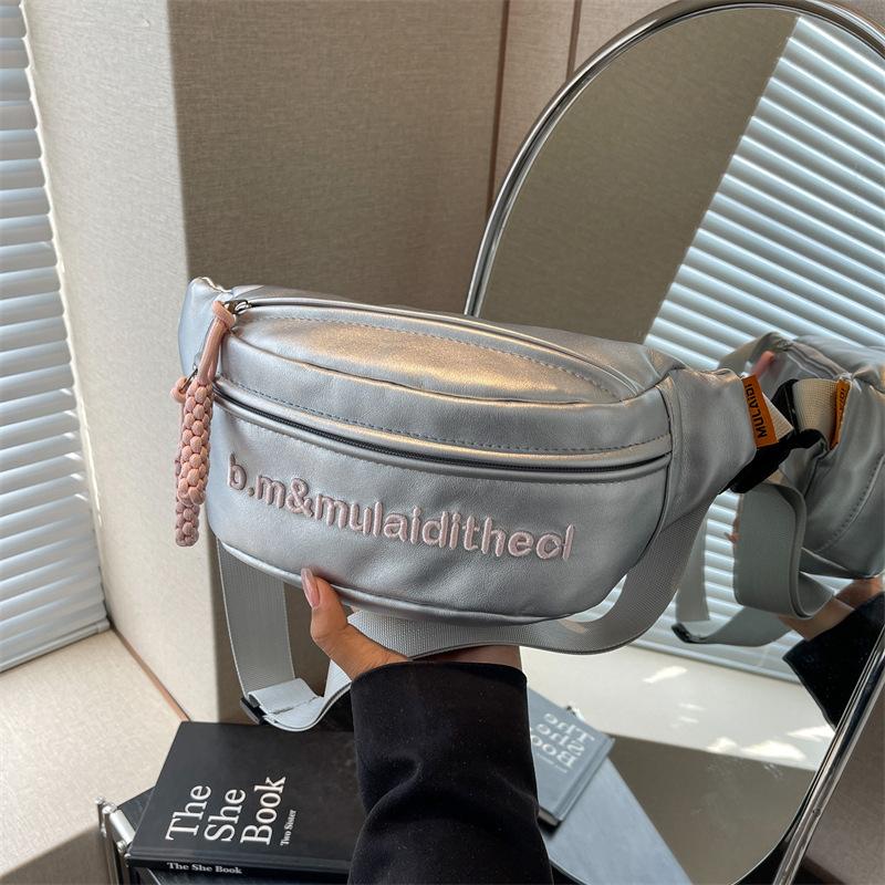 Popular niche silver bag women's new summer versatile messenger breast bag fashion mobile phone fanny pack
