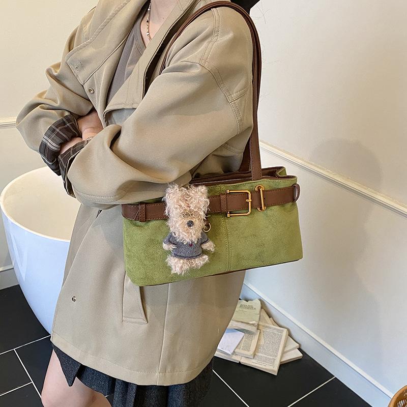 Un Bolso Baguette Retro de Nicho para Axila con un Tacto de Alta Gama y Versátil Bolso de Hombro Único para Desplazamientos y Motociclismo