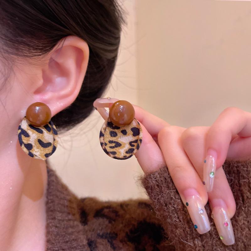 Herbst und Winter Retro Kontrastfarbe Perle Leopardenmuster Steckerohrringe Damen Einzigartiges Design Ohrringe