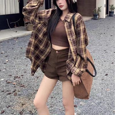 Braunes Vintage-Karohemd für Damen, perfekt für Frühjahrs- und Sommer-Outfits.