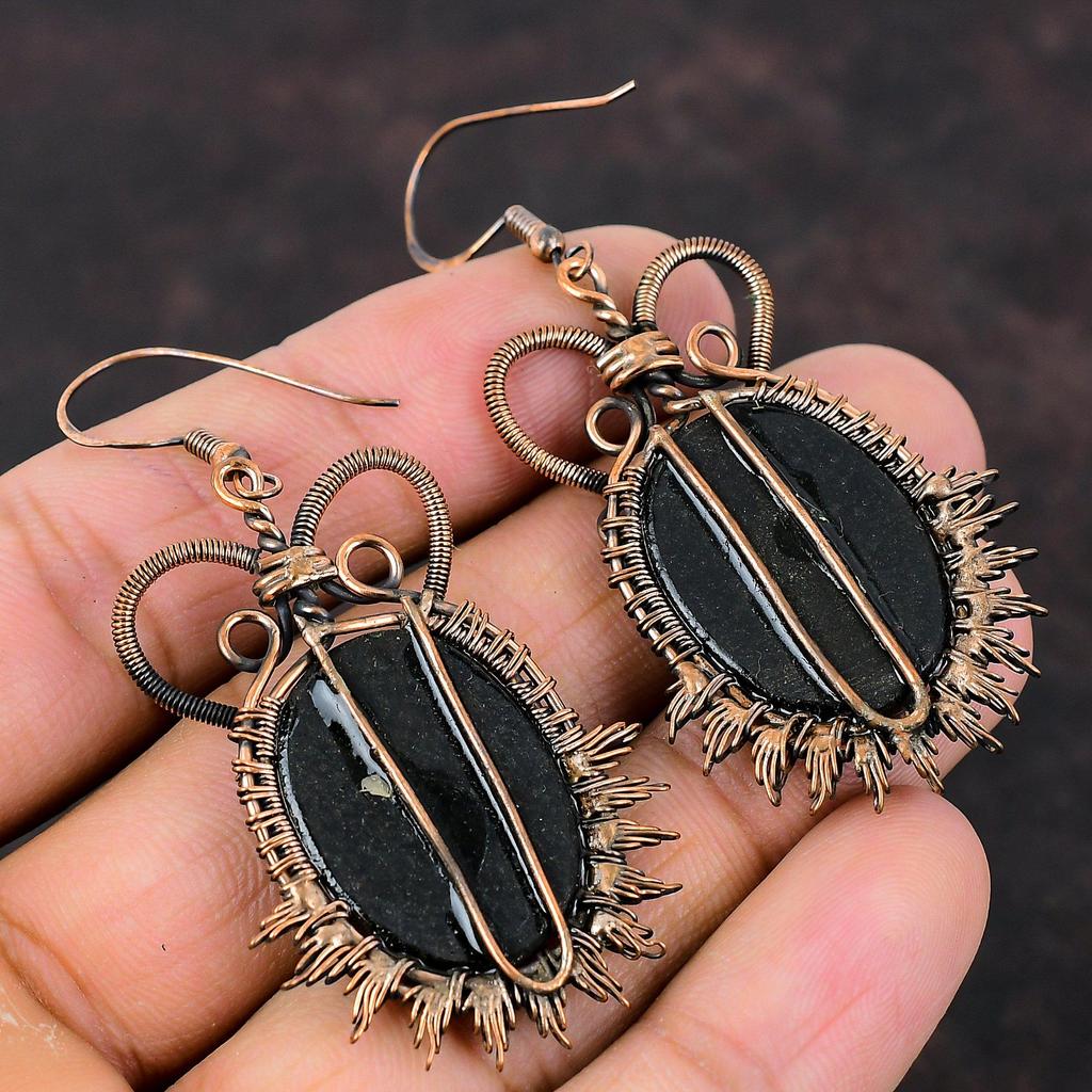 Brinco de pedra preciosa de concha de abalone Brincos de fio de cobre envoltos em concha de abalone feitos à mão Joia de presente para ela Brinco pendurado Joia de cobre delicada