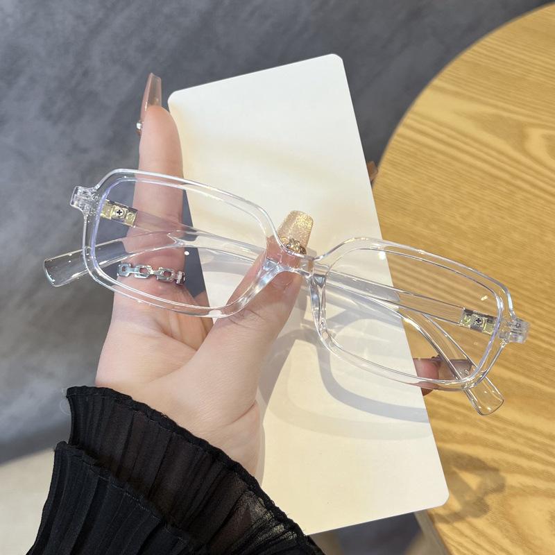 

У Чжан Юаньин такие же квадратные модные антисиние женские очки высокого класса. прозрачный