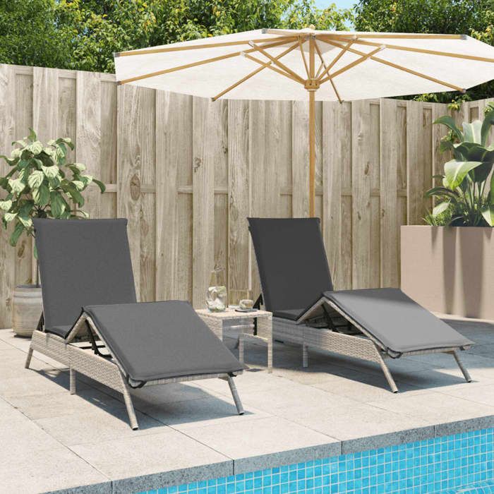 VidaXL Chaises longues lot de 2 avec table gris clair résine tressée, transat, lit de repos de jardin, meuble d'extérieur, 4002715
