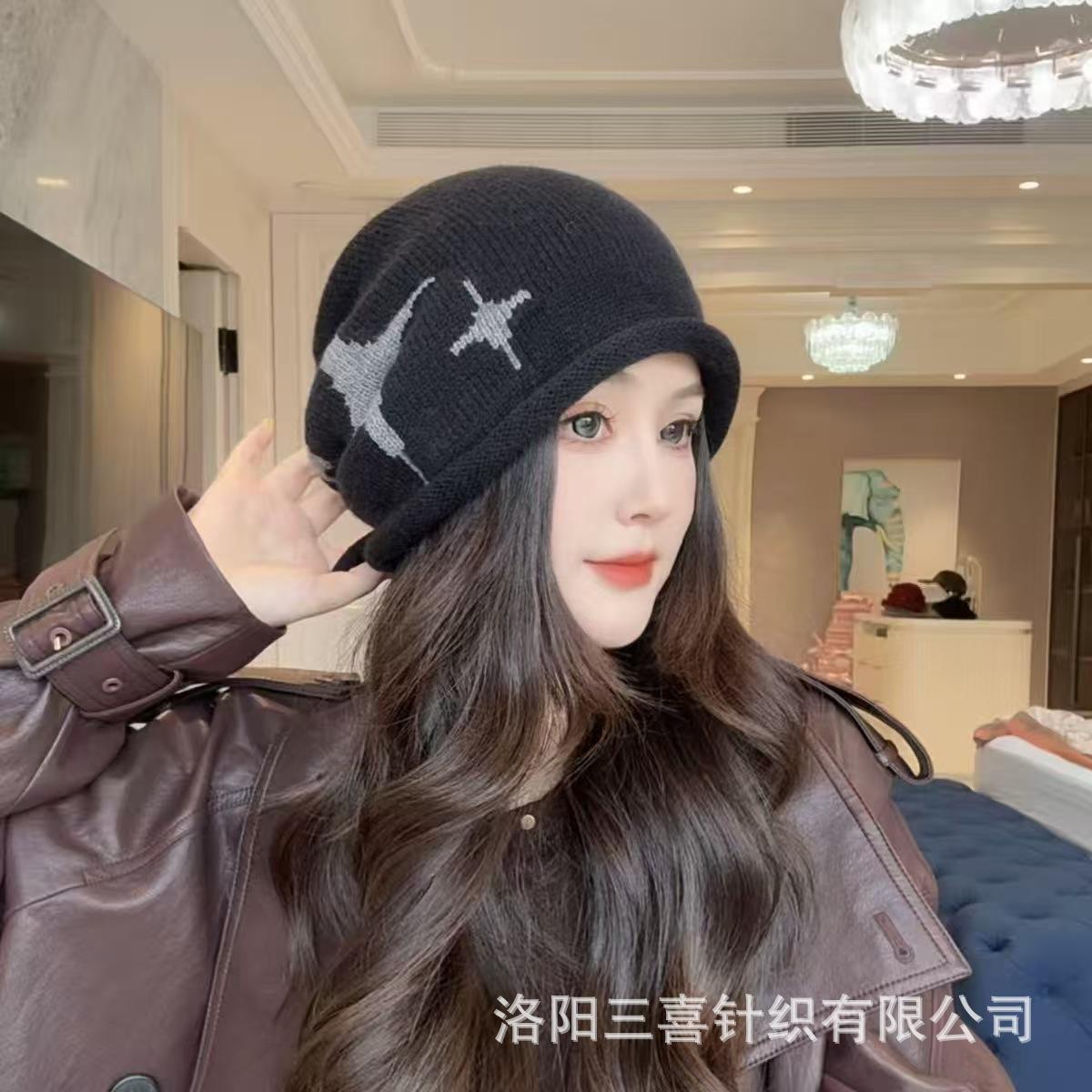 

New autumn and winter star-patterned knitted beanie for women, warm and face-slimming, trendy and cute fashion hat M（56—58cm）