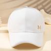 Vielseitige Polyester-Baseballkappe für Damen und Herren mit Metallbuchstaben „M“, schlichter und trendiger Stil, geeignet für den täglichen Gebrauch.