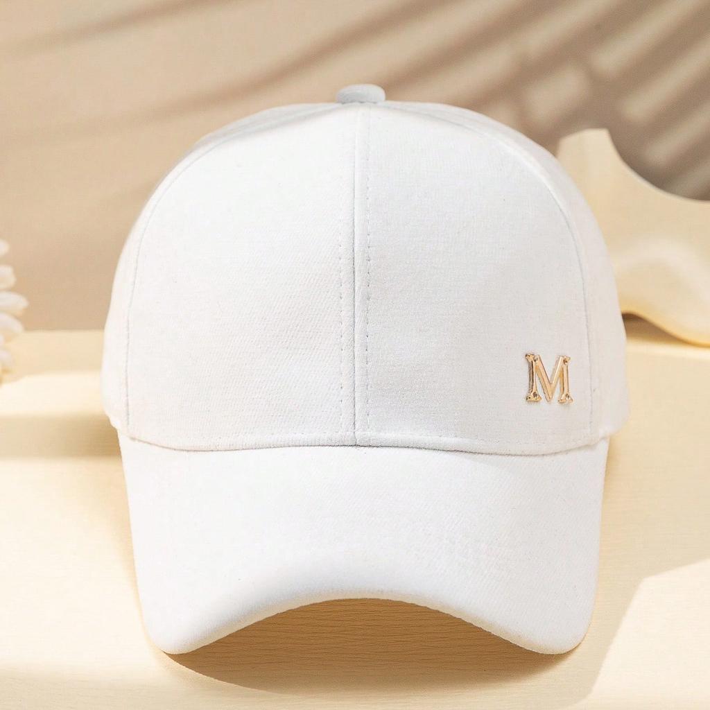 Vielseitige Polyester-Baseballkappe für Damen und Herren mit Metallbuchstaben „M“, schlichter und trendiger Stil, geeignet für den täglichen Gebrauch.