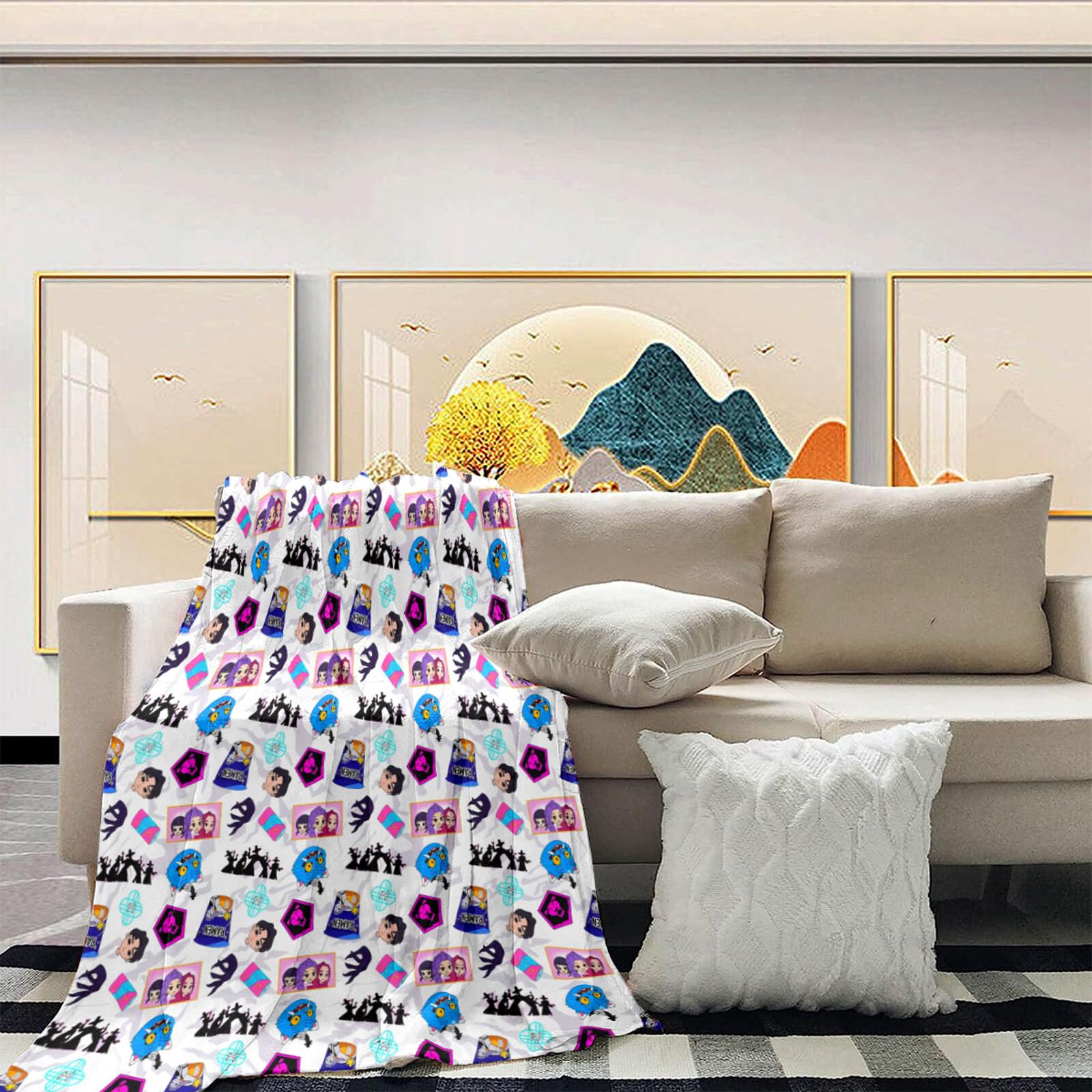 

Этот уютный плед украшен принтом «И» и «», вдохновленным девушками-ведьмачками, демонстрирующим персонажей в действии. One Size