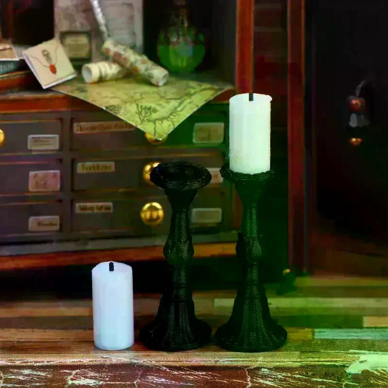 2Pcs Miniature Retro Candle Holder Set With 2 Candles Dollhouse Simulation Candlestick Model Dolls House Mini Scene Decoration