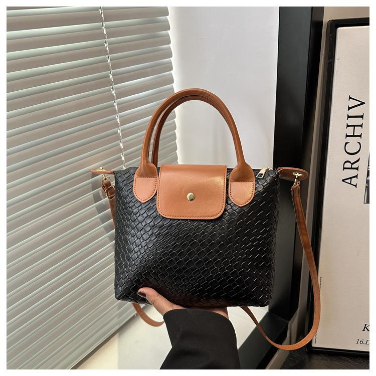 

Woven pattern bag women s 2025 new fashion commuter simple handbag PU texture trendy shoulder messenger bag чёрный