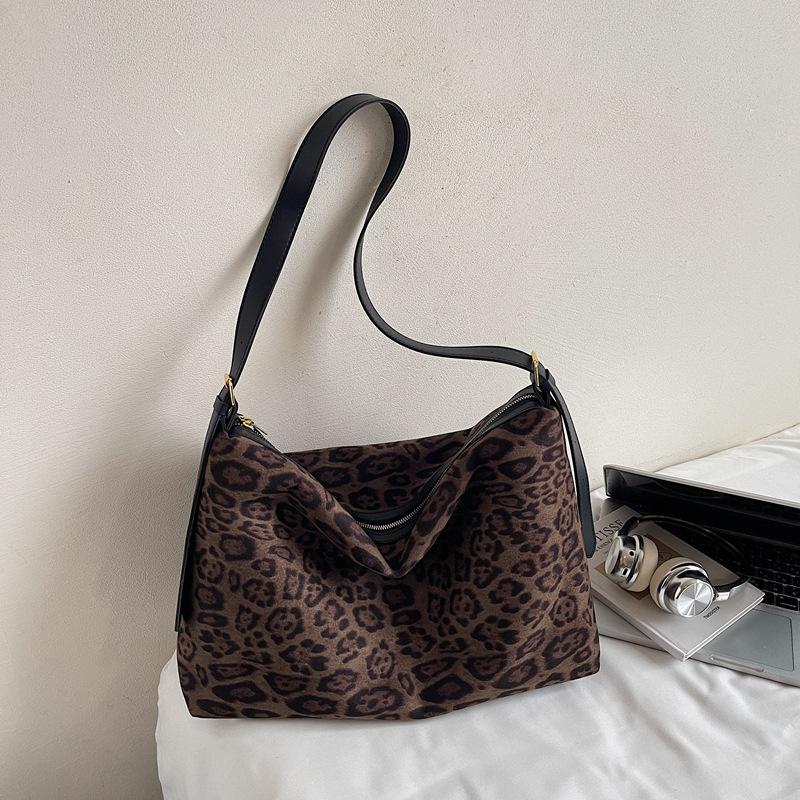 

Suede bag women s large capacity 2025 new autumn and winter matte retro messenger bag casual commuter tote bag