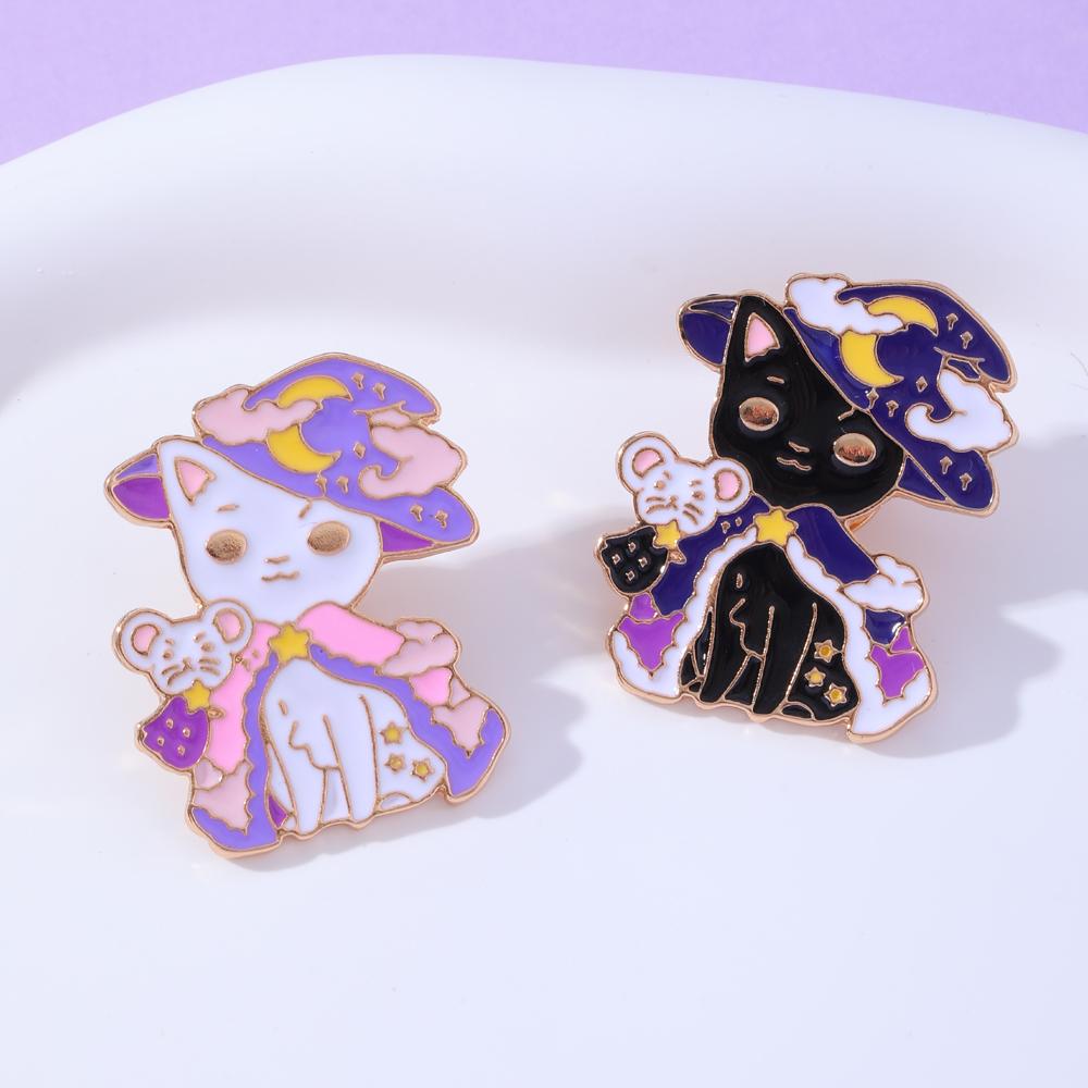 Lustige Niedliche Anime Schwarz Weiß Farben Hexe Katze Emaille Anstecknadeln Maus Mond Umhang Magie Rosa Halloween Goldene Pins