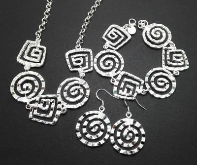 Silberschmuck Dreiteiliges Set: Runde Fadenkette, Armband und Ohrringe