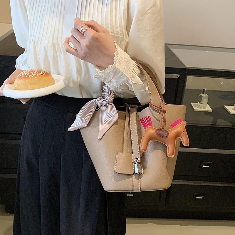 Women's bag women's 2025 new large-capacity versatile hand carry vegetable basket high-end single shoulder handbag bucket bag