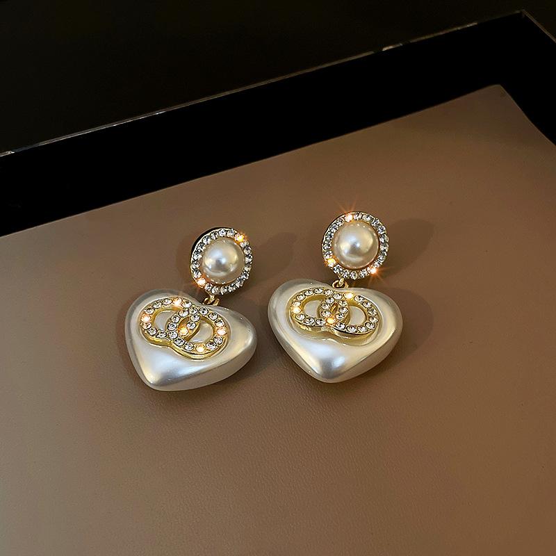 Diamantbesetzte künstliche Perle Doppelkreis Liebesohrringe Französische Retro-Steckohrringe Exquisite Ohrringe Damen
