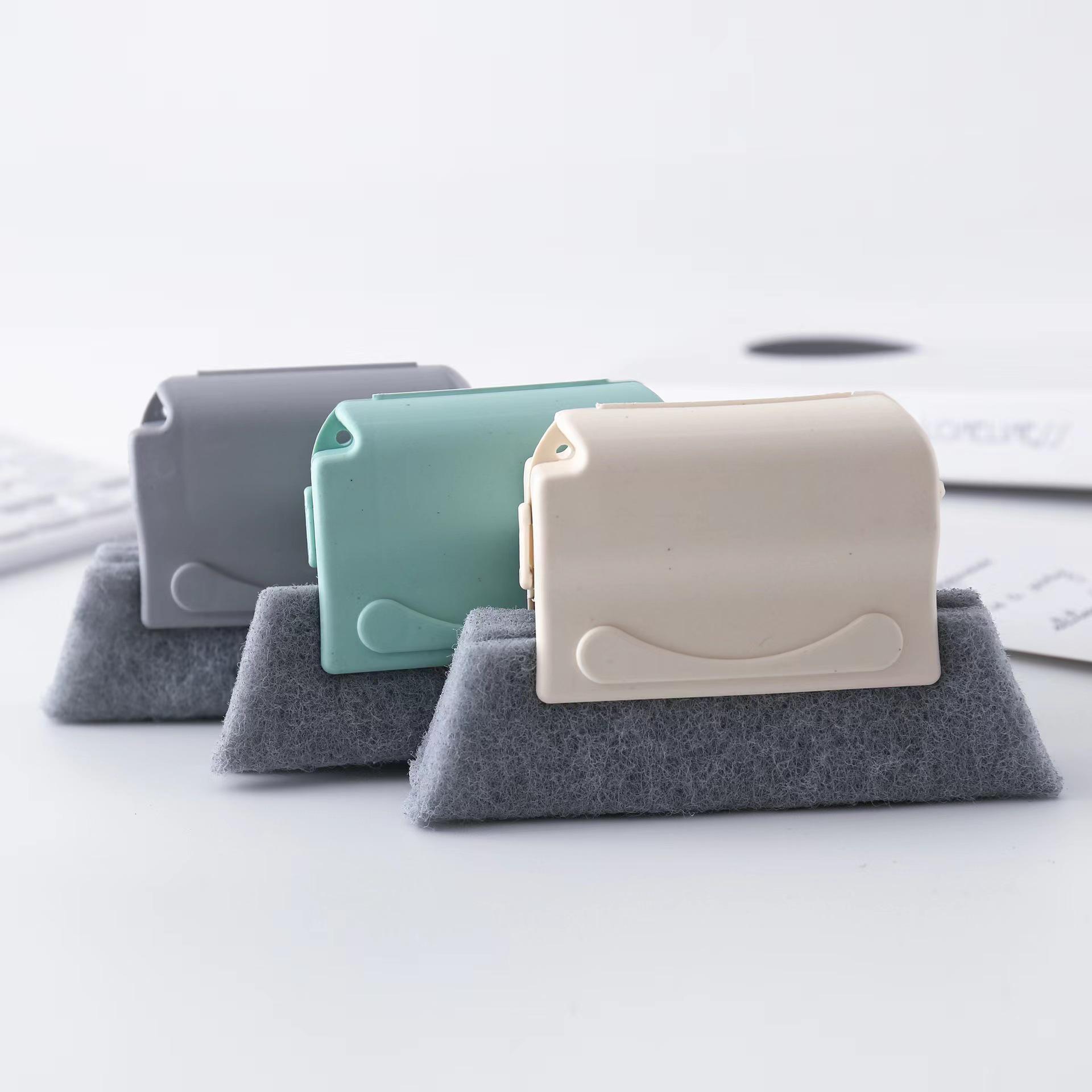 

Многофункциональная щетка для чистки оконных пазов с губкой