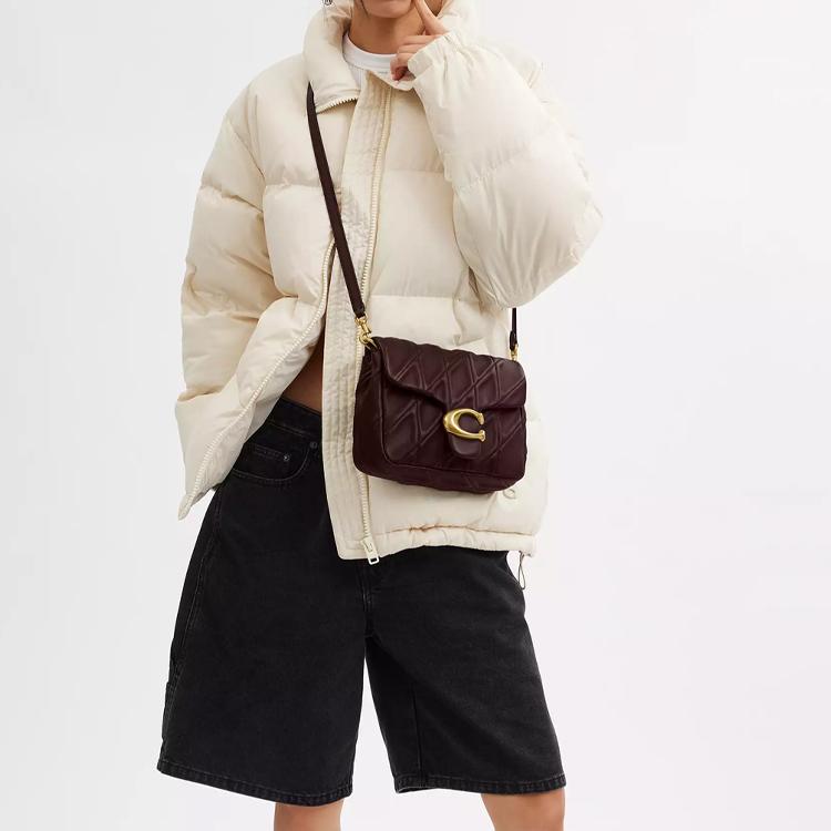 Coach Tabby 20 Metall-Logo-Schließe Napa-Leder Crossbody-Umhängetasche Kleine Damenhandtaschen Merlot CW629-B4MER