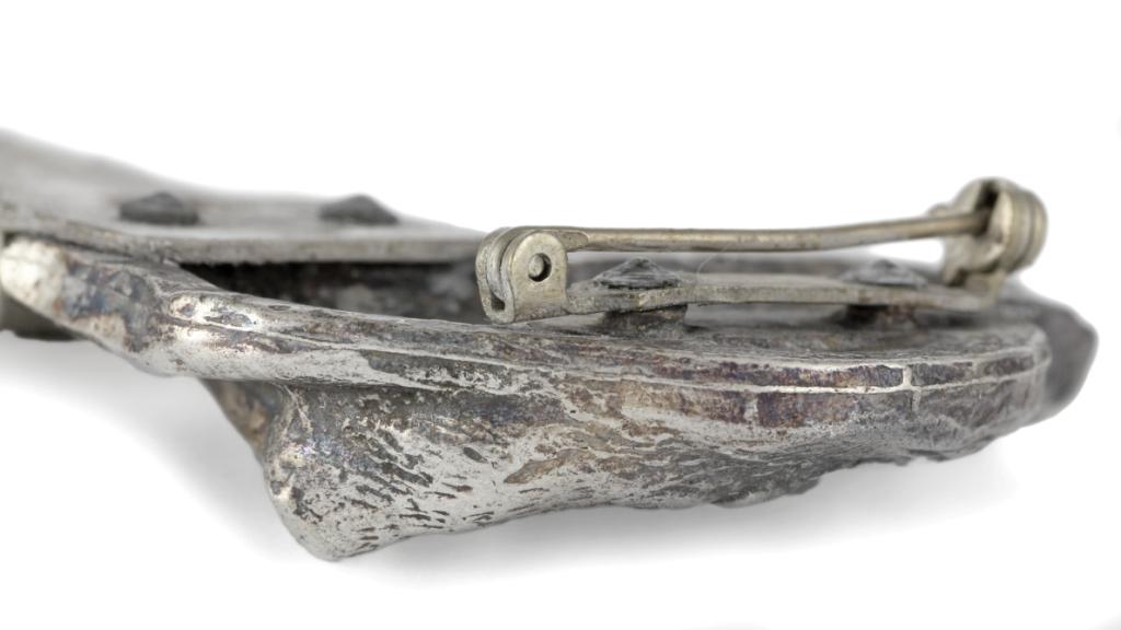 Beagle – Brooch with a clip, holder for a start number – Design 02 | Art-Dog