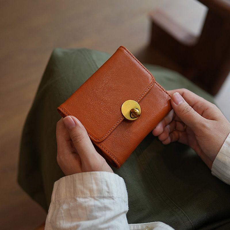 

Miss Lu Retro Fancy Vegetable Tanning Leather Lock Tri-Fold Large Capacity Leather Short Wallet Driver s License Wallet Brown