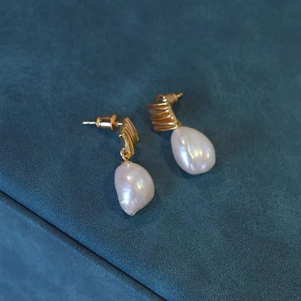 Rautenförmige kleine einzigartige natürliche unregelmäßige Barock-Nischen-Design Süßwasserperlenohrringe kleine Temperament-Steckohrringe