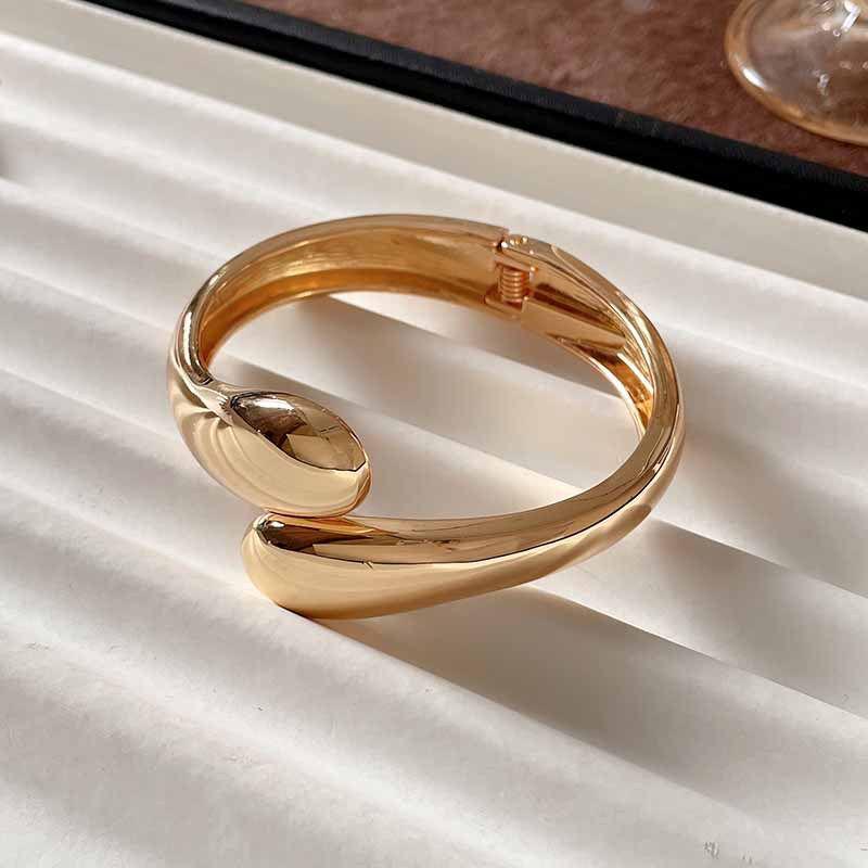 Schickes High-End-Metallarmband: Eleganter, Einzigartiger und Mutiger Damenschmuck