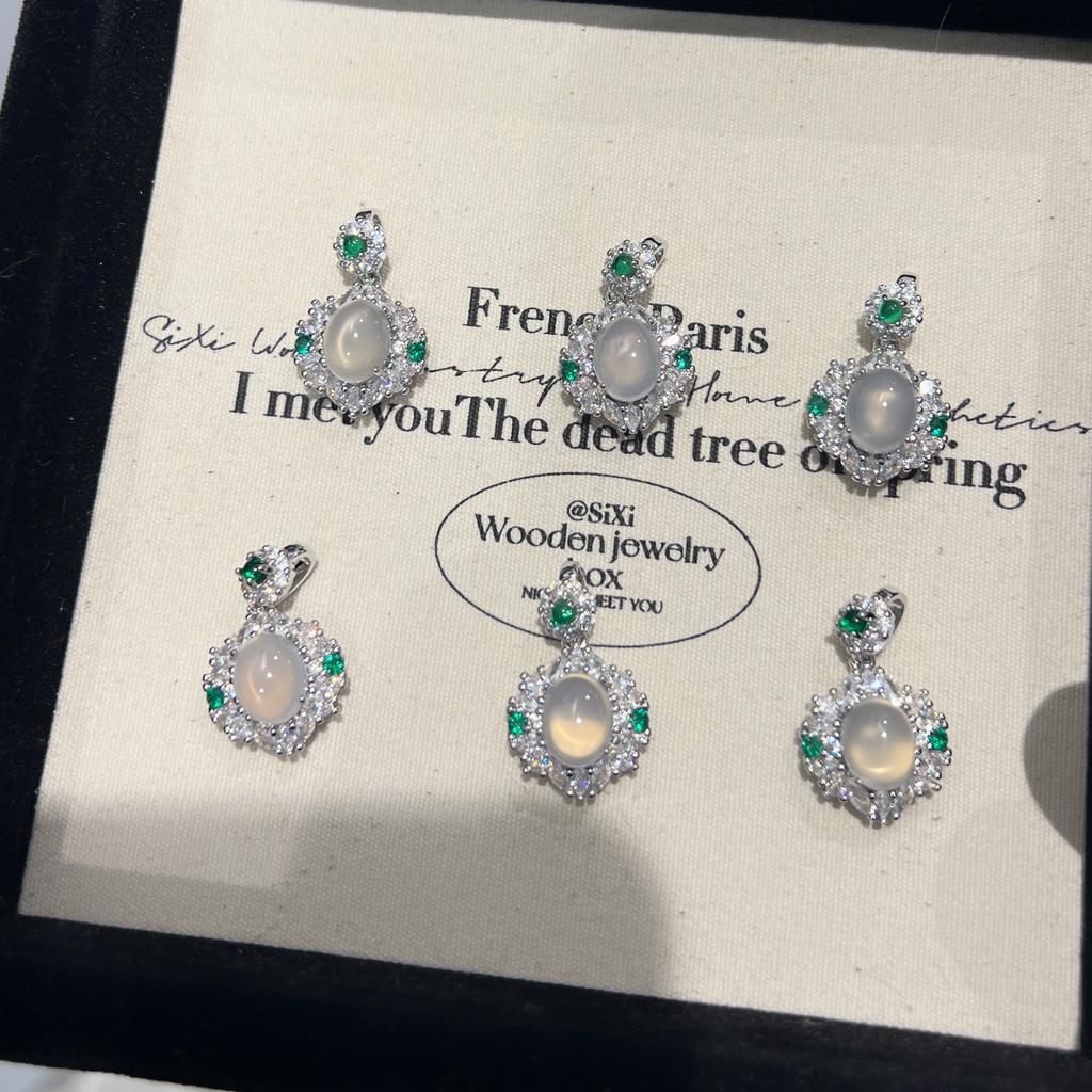 New Chinese-style ice chalcedony necklace for women, palace-style jade green stone inlay, light luxury national-style agate pendant collarbone chain