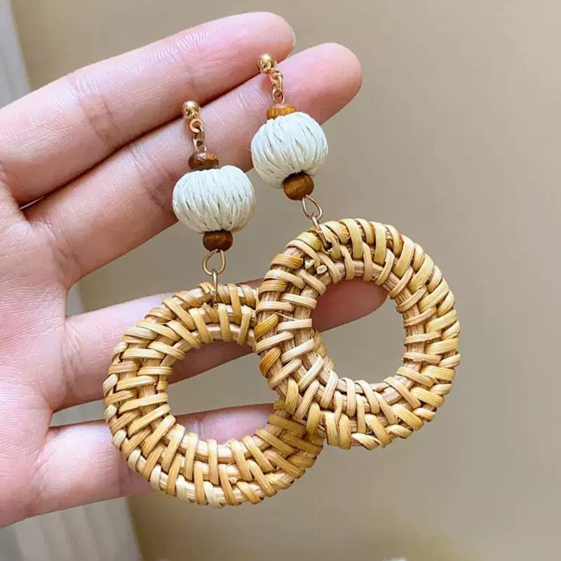 Boucles d'oreilles bohèmes en bambou rotin et pompons de coquillages pour femmes