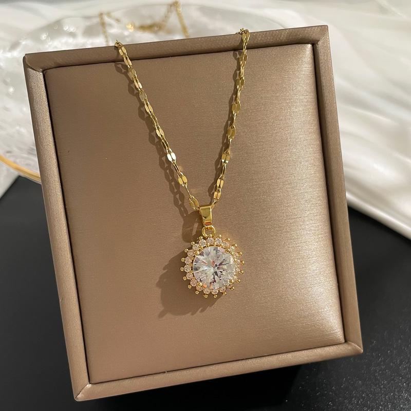 **Lively Women's Necklace: Titanium Steel & Gold-Plated Copper Clavicle Chain**