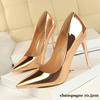أحذية ذات كعب معدني على الموضة الأوروبية والأمريكية ذات الكعب العالي ذات فم ضحل مدببة للنادي الليلي أحذية فردية رفيعة