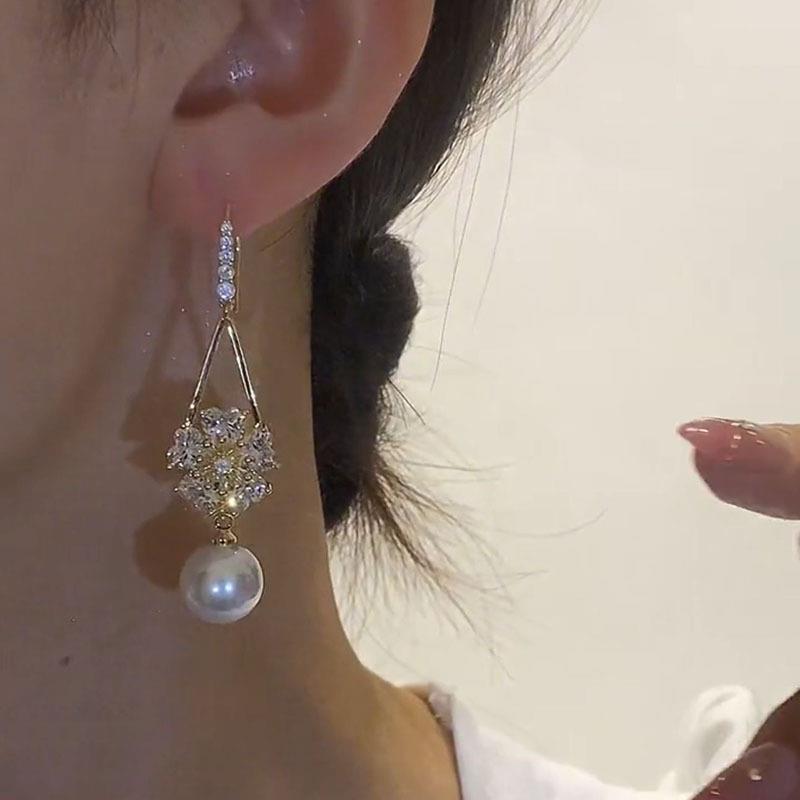 Flower pearl fringed ear hook French super flash exquisite earrings light luxury high-end temperament showing face thin earrings