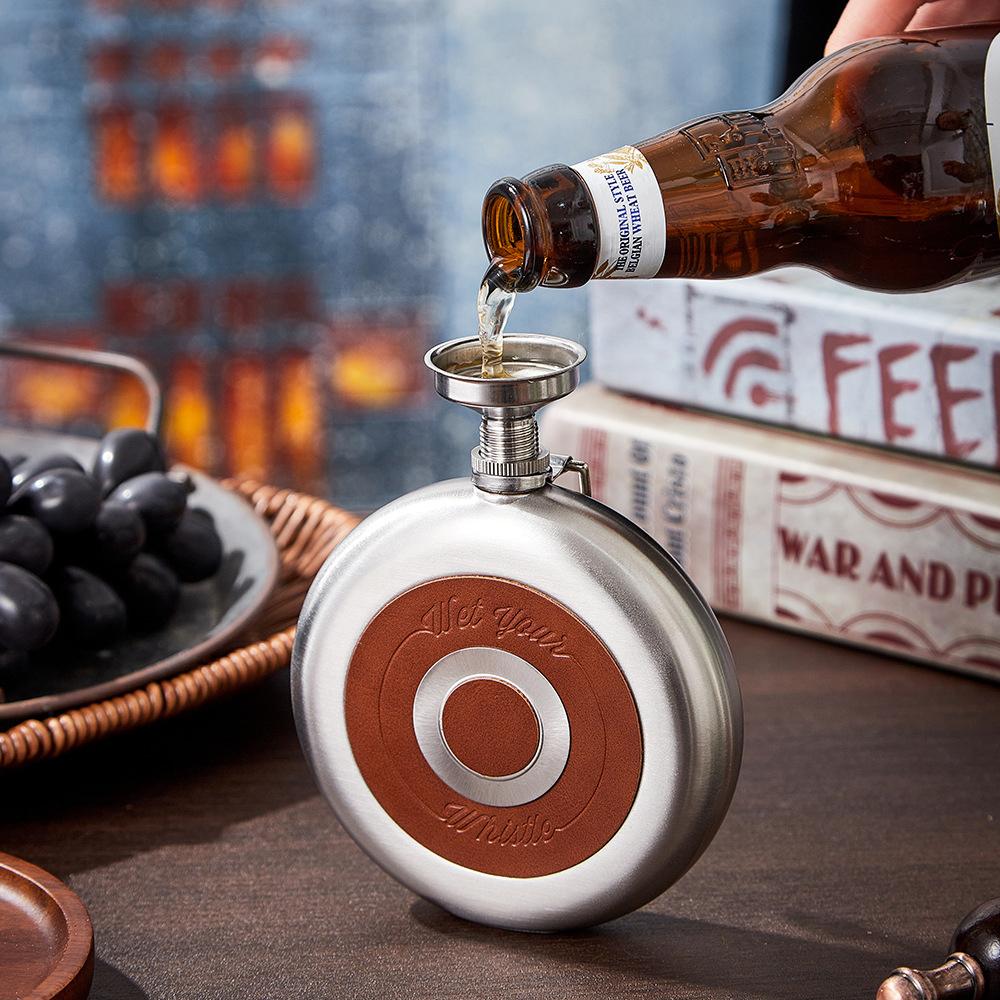 New 8oz Stainless Steel Hip Flask, Outdoor Portable Buckle Wine Pot, Mini Liquor Flagon with a Stainless Steel Small Wine Cup