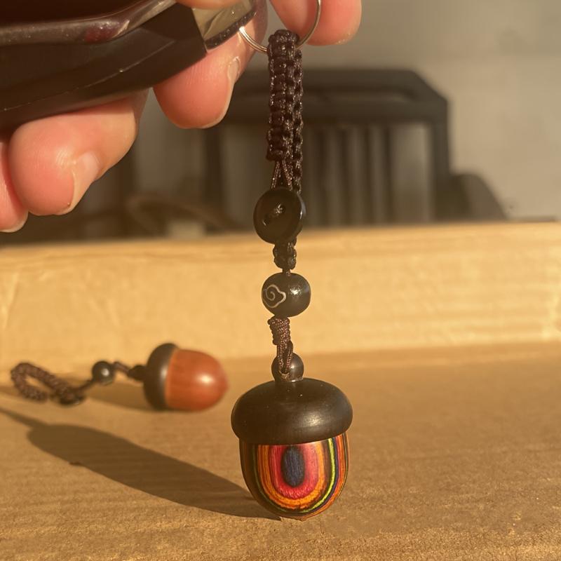 1 ks vyrytý dřevěný přívěsek na klíče s žaludem a šiškou - Vintage kreativní roztomilá ozdoba na klíče, batohy a peněženky.