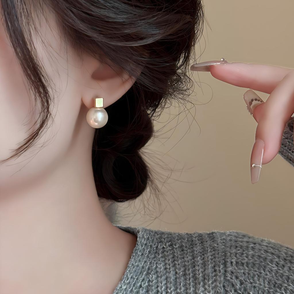 2026 New High-End Earrings Retro Earrings Light Luxury Earrings Temperament French Niche Design Accessories