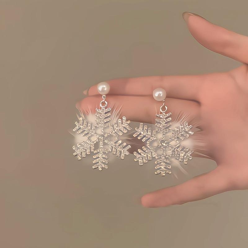 Luxury European & American Rhinestone Snowflake Plush Earrings: High-End Autumn/Winter Niche Design