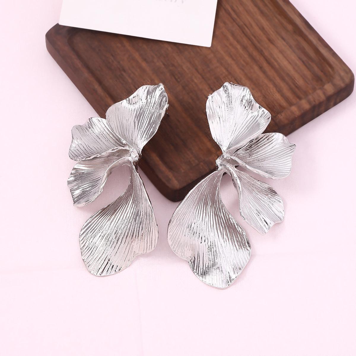 

Легкий, розкішний, висококласний дизайн, рідкий, багатошаровий, ретро-фактура, пелюсткові сережки, ніша, холодний стиль, універсальний стиль срібний