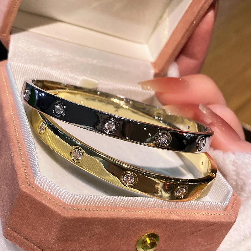 A Niche High-end Copper Micro Inlaid Zircon Bracelet for Female Couples, with a Plain Circle and Shiny Bracelet