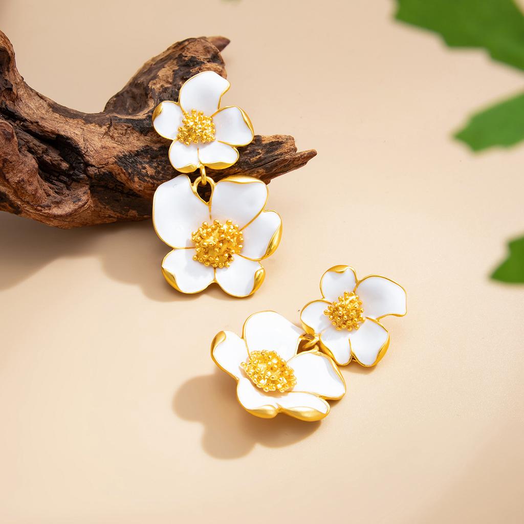 Exquisite White Enamel Petal Dangle Earrings for Women Vintage Double-Layer Metal Flower Earrings Classic Fashion Jewelry Gifts