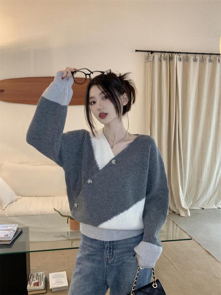 Vintage Color Block V-Neck Women's Sweater - Autumn/Winter Korean Style, Casual Slim Fit with Diagonal Button Detail