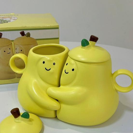 Kapaklı 2 Adet Armut Şeklinde Seramik Kupa Sevimli Eşsiz Gülen Yüzlü Kahve Çay Kupası 450ml Kapasite Çift Kucaklaşan Kupalar Doğum Günü Hediyesi Ev Dekorasyonu