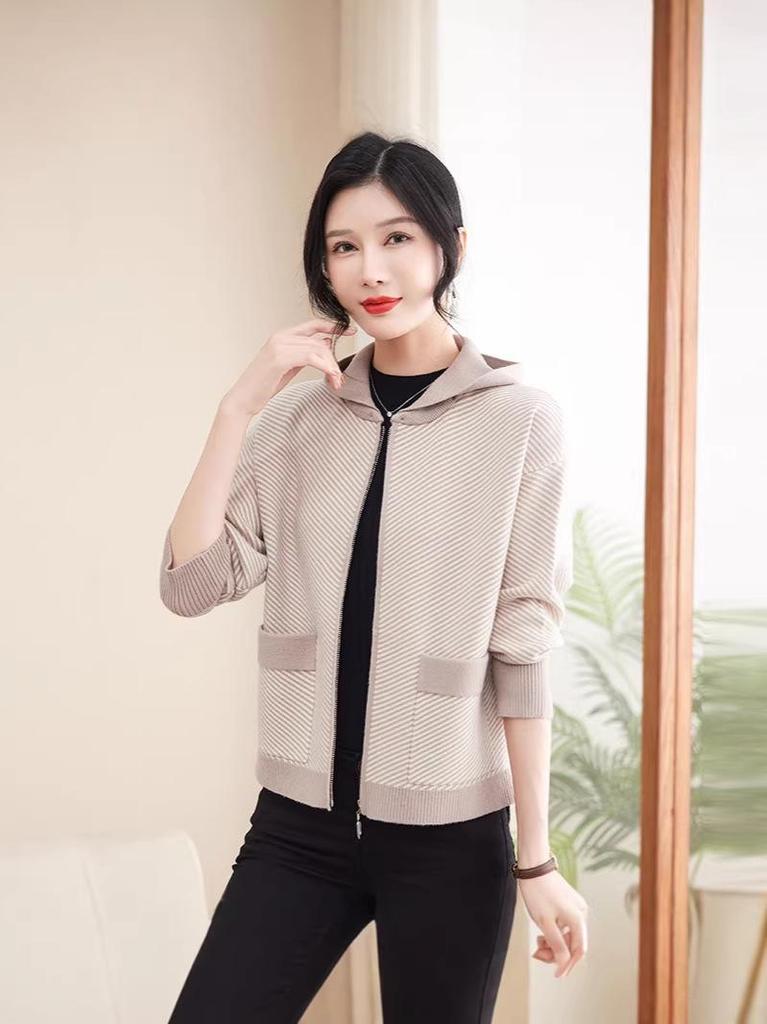 Stylish Autumn Hooded Cardigan for Middle-Aged Women – Age-Defying Knit Sweater Set for Spring and Fall
