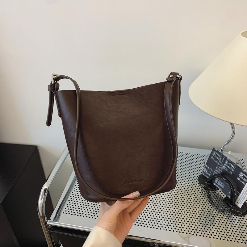 

Retro niche design bag women s 2024 new autumn and winter messenger bag high-end fashion shoulder bucket bag