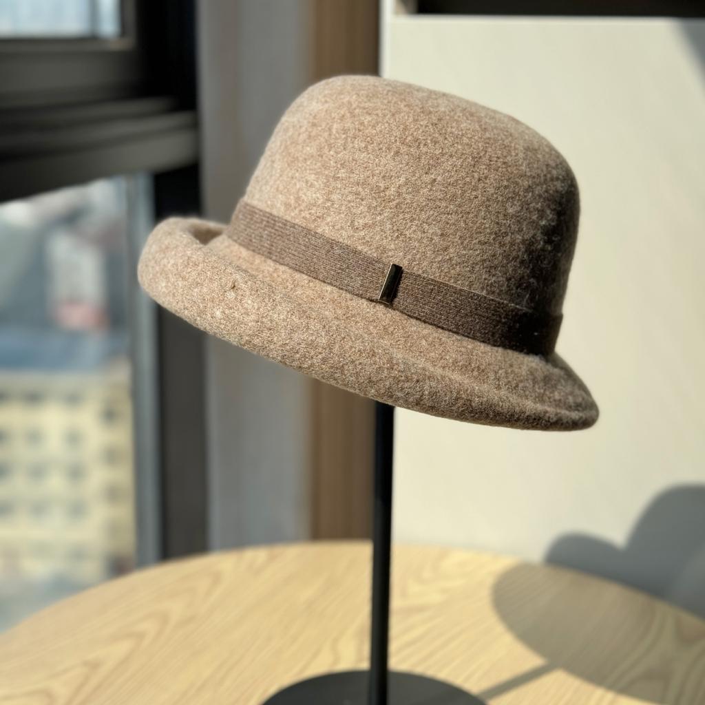 Haut-de-forme en laine pour femmes, rétro français, petit écusson en fer, chapeau de pêcheur, élégant et noble, chapeau de style doré, hiver