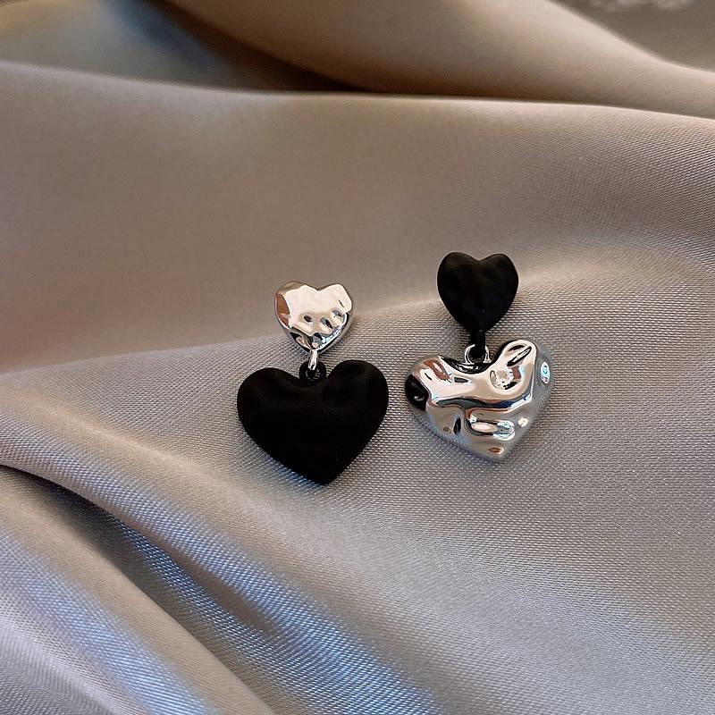 

Серьги-гвоздики в форме сердца: Дизайн «Цветовой блок» 2025, Легкая роскошь, Простые и элегантные ювелирные изделия высокого класса