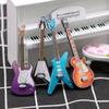 1/4 Stück Mini Simulation E-Gitarre Beliebte Gitarre Passende Miniatur-Szenenrequisiten Puppenhausmodellzubehör