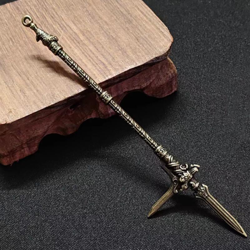 Sada starověkých zbraní v čínském stylu Mnoho modelů kovových pochev slavných starověkých mečů Klíčenka Malé neotevřené zbraně s čepelemi