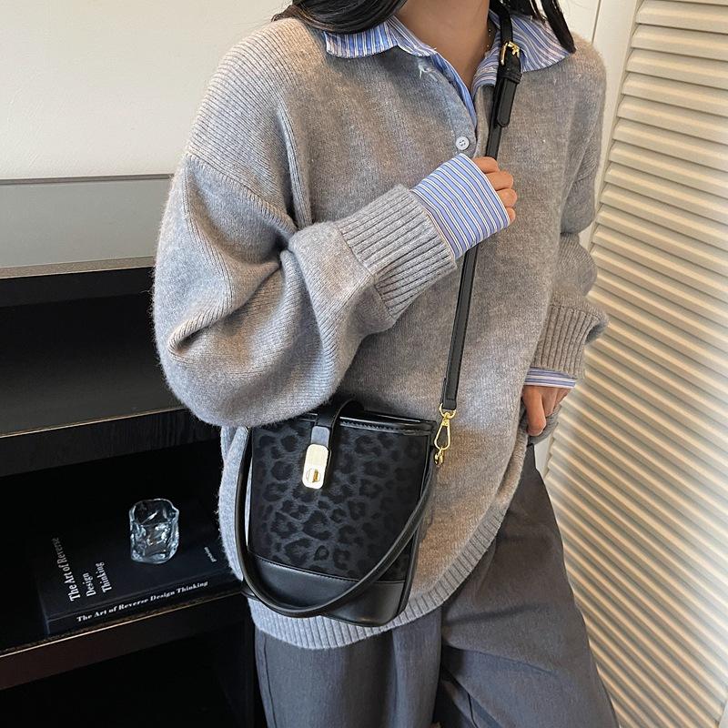 Premium sense retro bucket bag women's 2025 autumn commuter messenger bag trendy Maillard hand bag shoulder bag