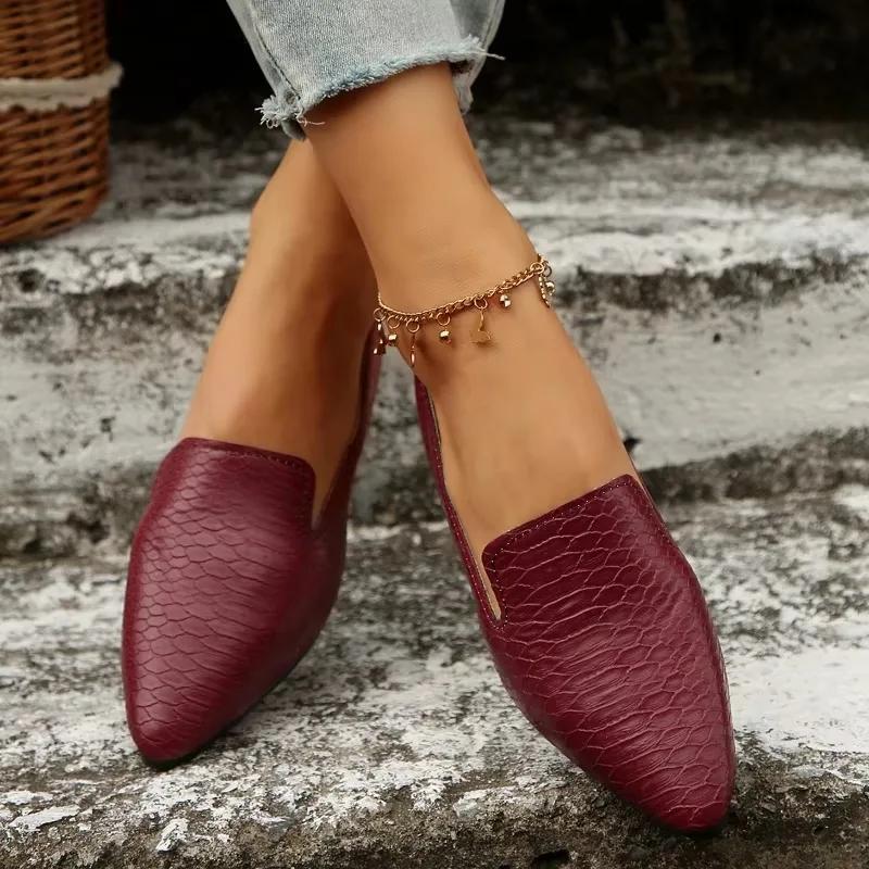 Vintage Leather Pointed Flat Shoes 2025 Women's Large Soft Sole Comfortable Spring and Summer Slip-on Casual Small Leather Shoes