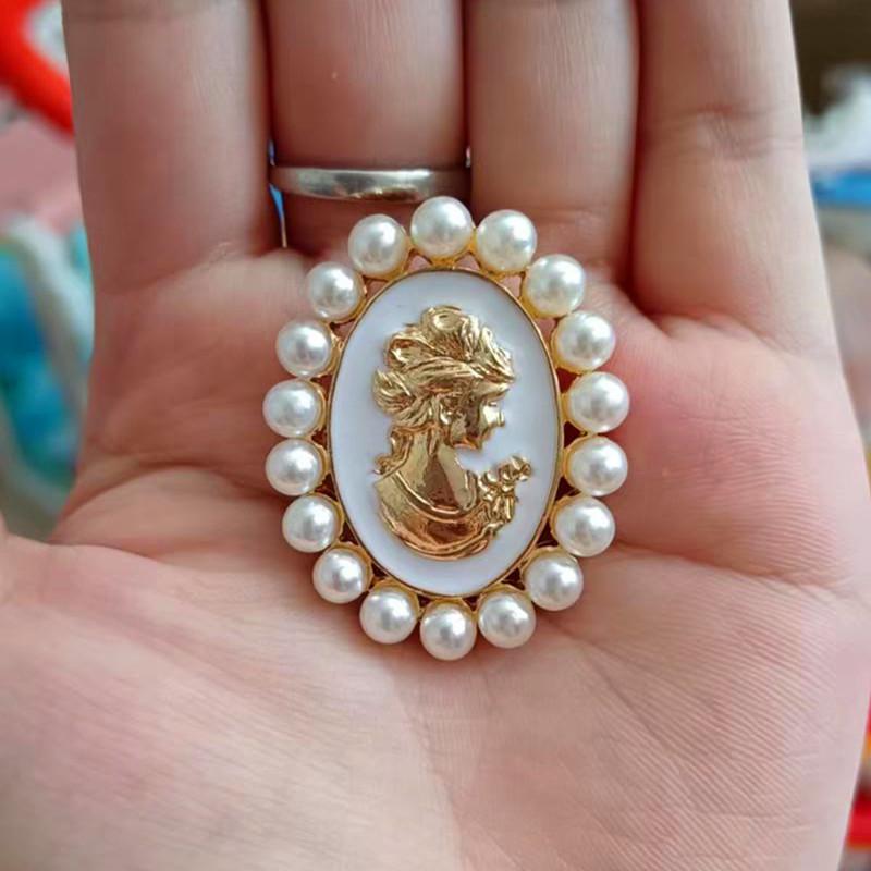 Retro Pearl Beauty Brooch: Vintage Drip Oil Corsage Jewelry Pin