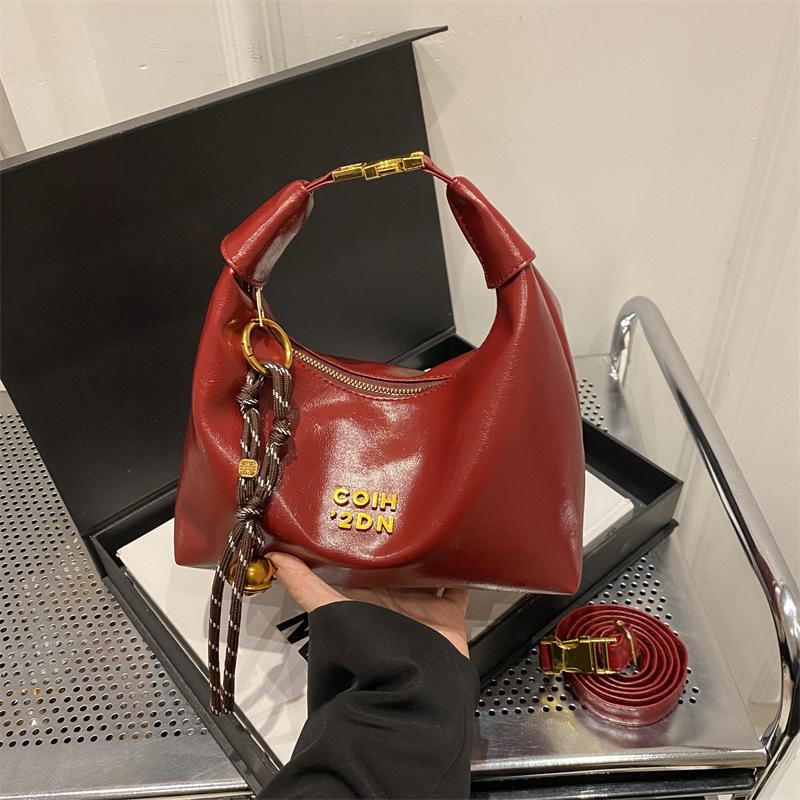 

2025 Stylish Crescent Bag: Retro Design Crossbody Handbag for Women s Fashion Trend Without Pendant червоний